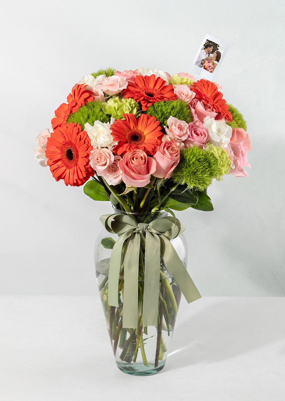 Imagen para Arreglo de Gerberas Rojas y Rosas con Mini Foto                      - 1