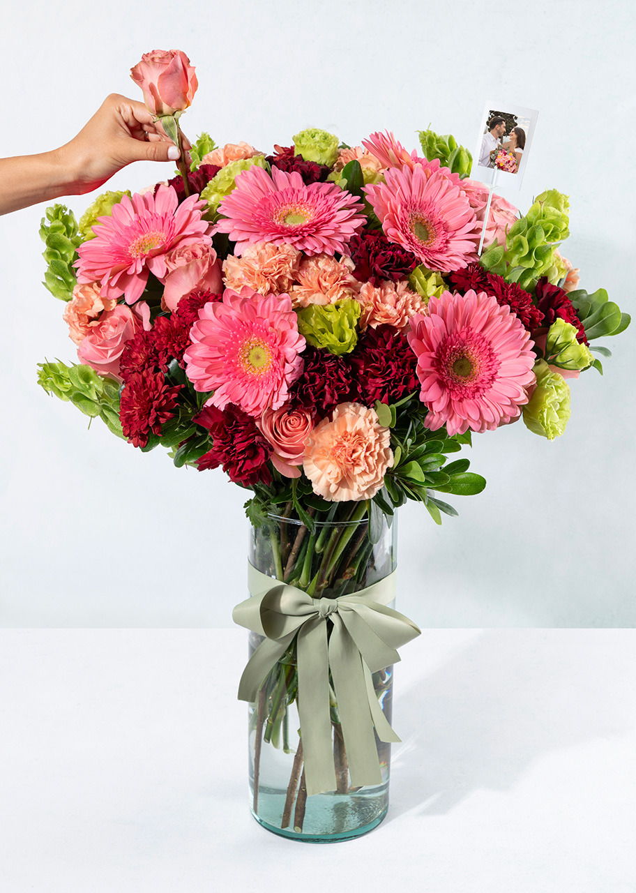 Imagen para Arreglo de Gerberas Rosa y Claveles con Mini Foto - 5