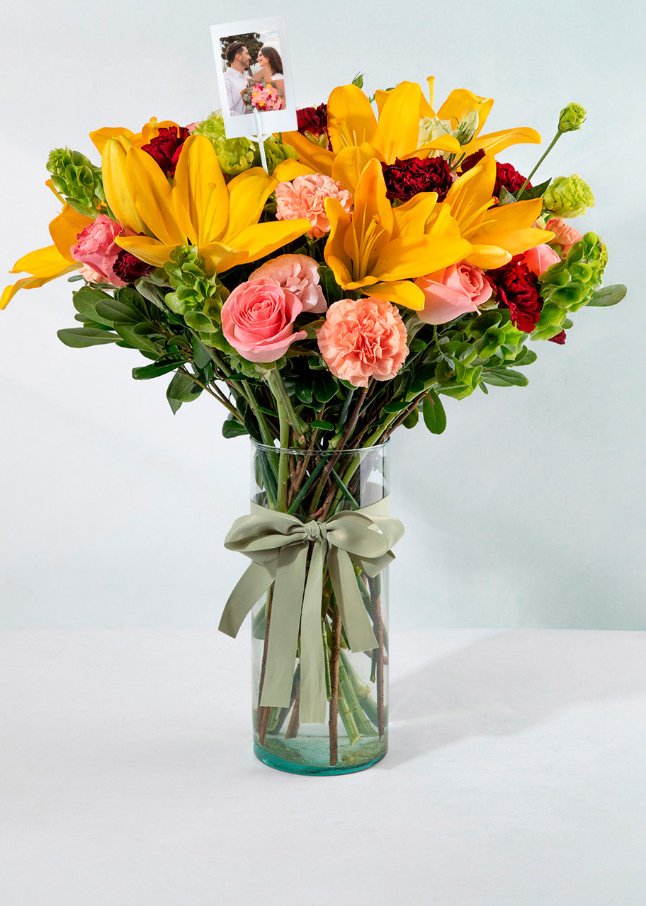 Imagen para Arreglo de Lilys Amarillas y Rosas con Mini Foto - 1