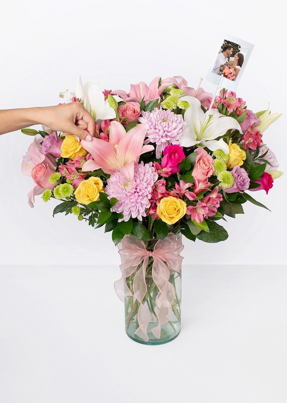 Imagen para Arreglo de Lilys y Rosas con Mini Foto - 4