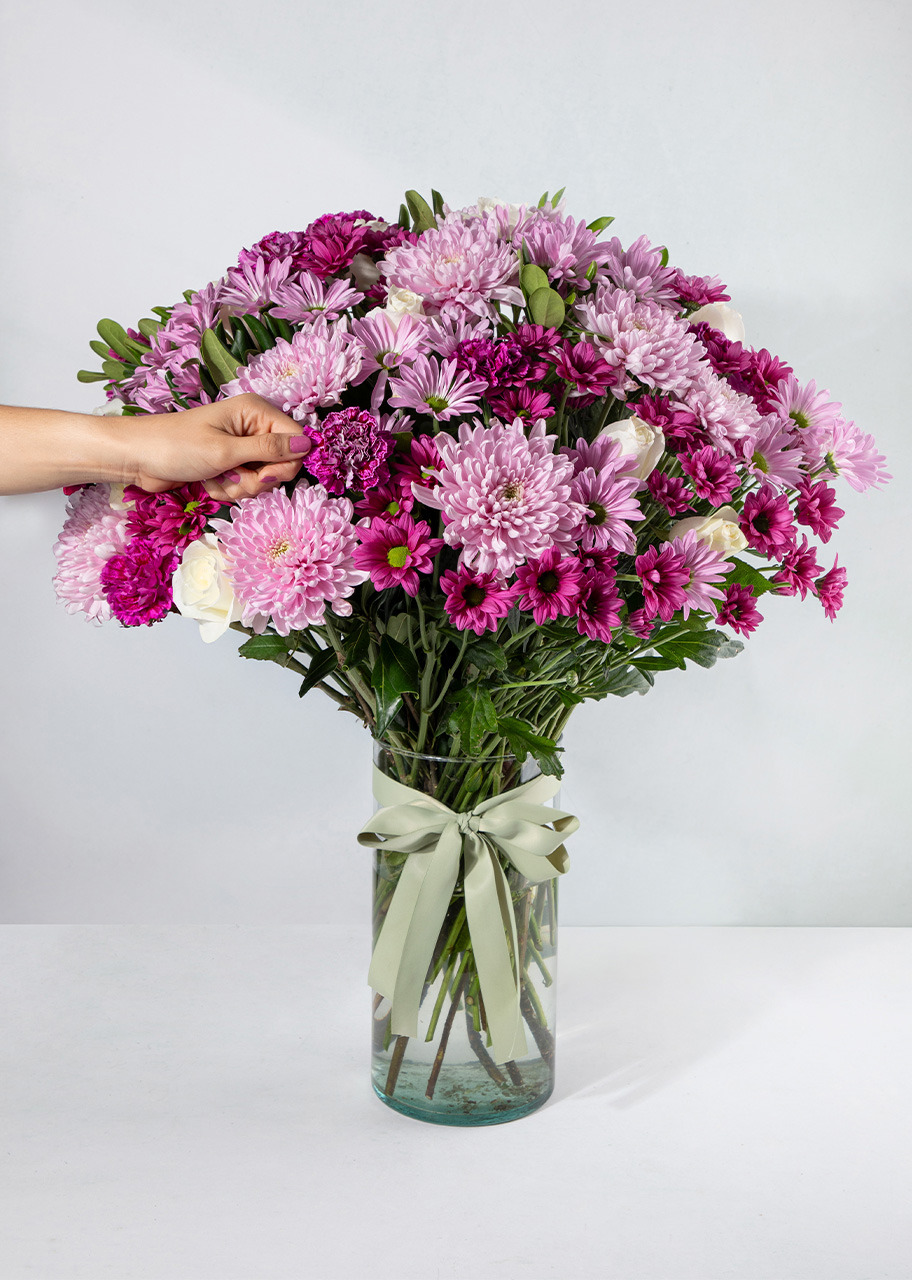 Imagen para Arreglo de Margaritas Moradas y Rosas - 2