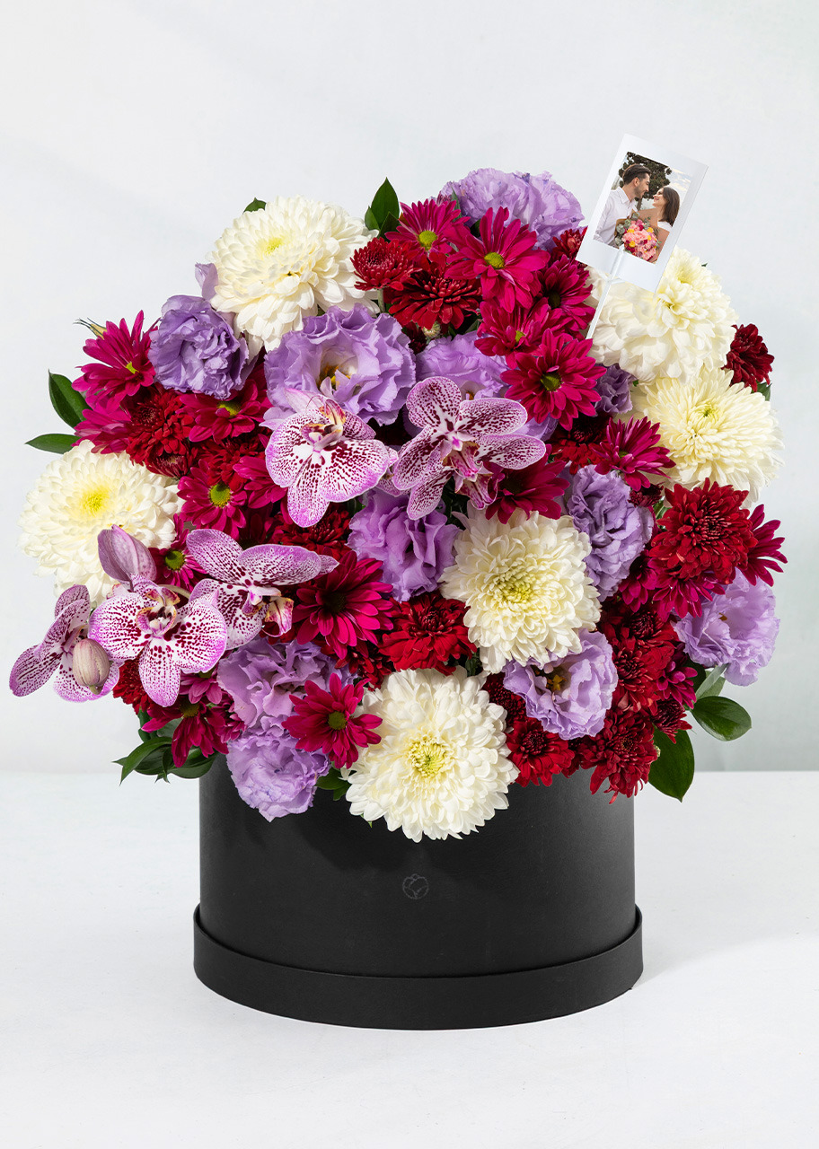 Imagen para Arreglo de Margaritas y Orquídea Morada con Mini Foto - 1