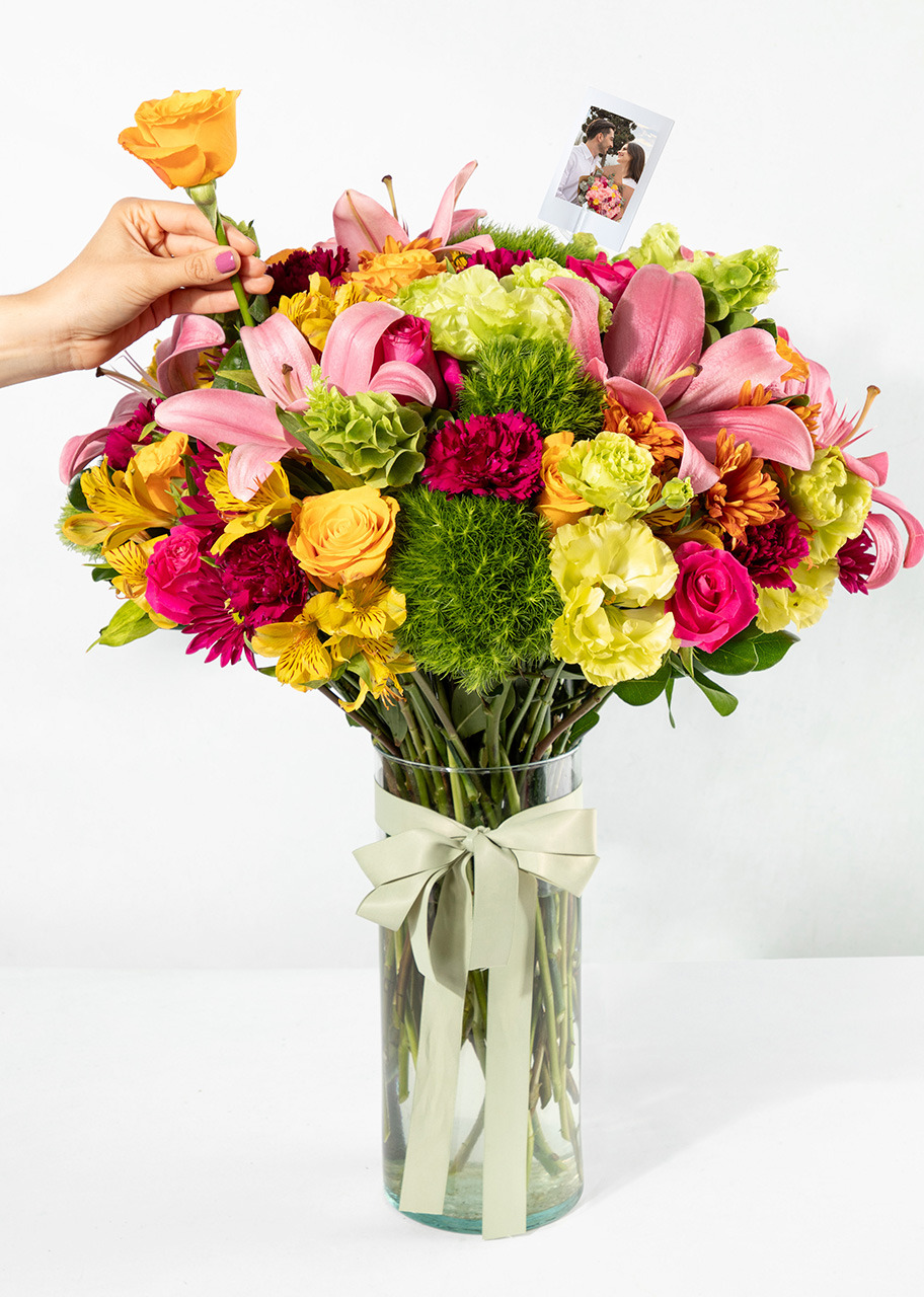 Imagen para Arreglo de Rosas Naranja y Lilys Rosas con Mini Foto - 5