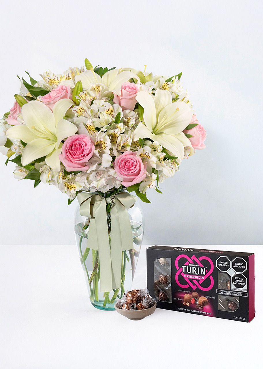 Imagen para Arreglo de Rosas y Lilys con Chocolates Turin - 1