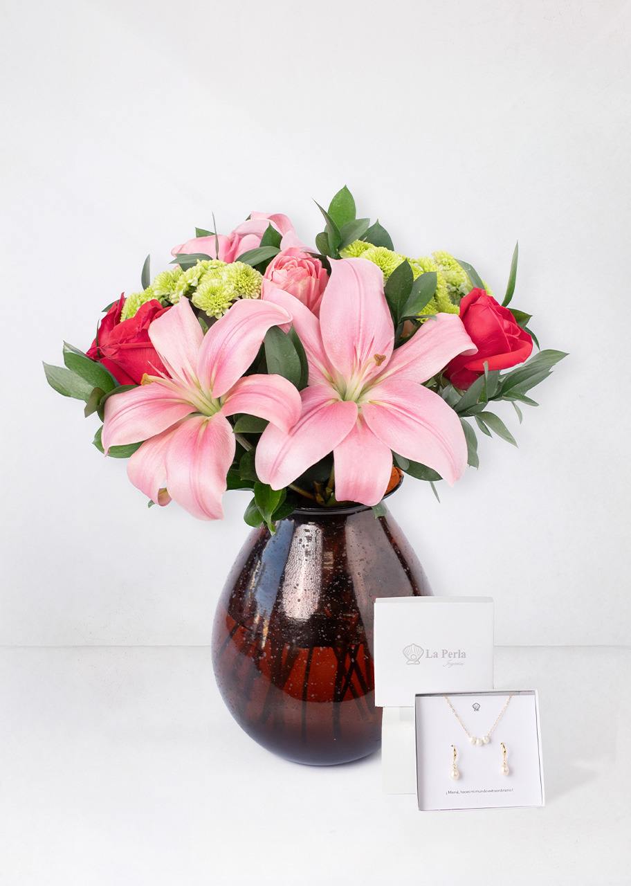 Imagen para Arreglo de Rosas y Lilys con Set de Tres Perlas Blancas - 1