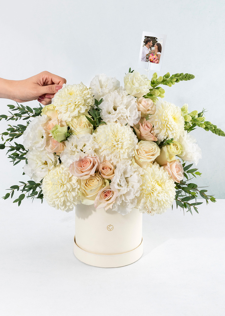 Imagen para Arreglo de Rosas y Lisianthus Blancos con Mini Foto - 5