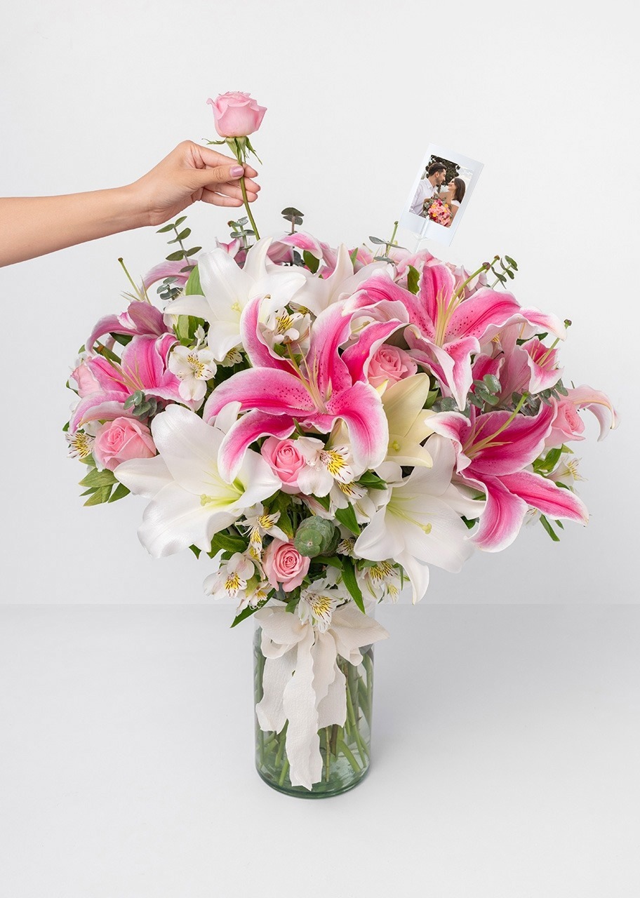 Imagen para Arreglo de Rosas y Stargazer con Mini Foto - 4