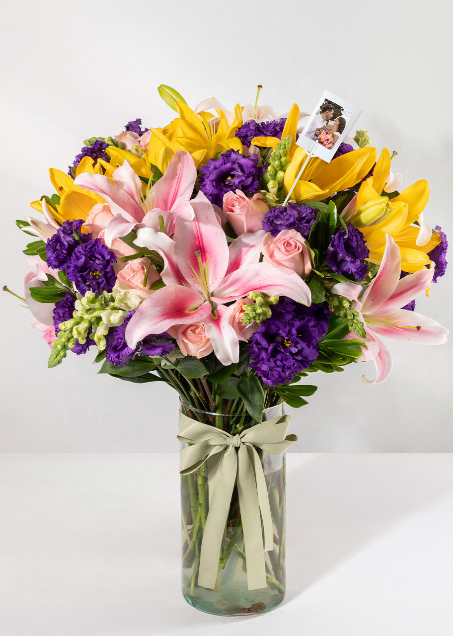 Imagen para Arreglo de Stargazers y Lilys amarillas con Mini Foto - 1