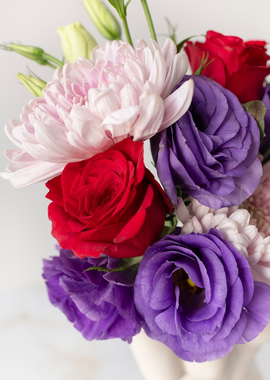 Base Venus con Lisianthus Morado y Roxanne