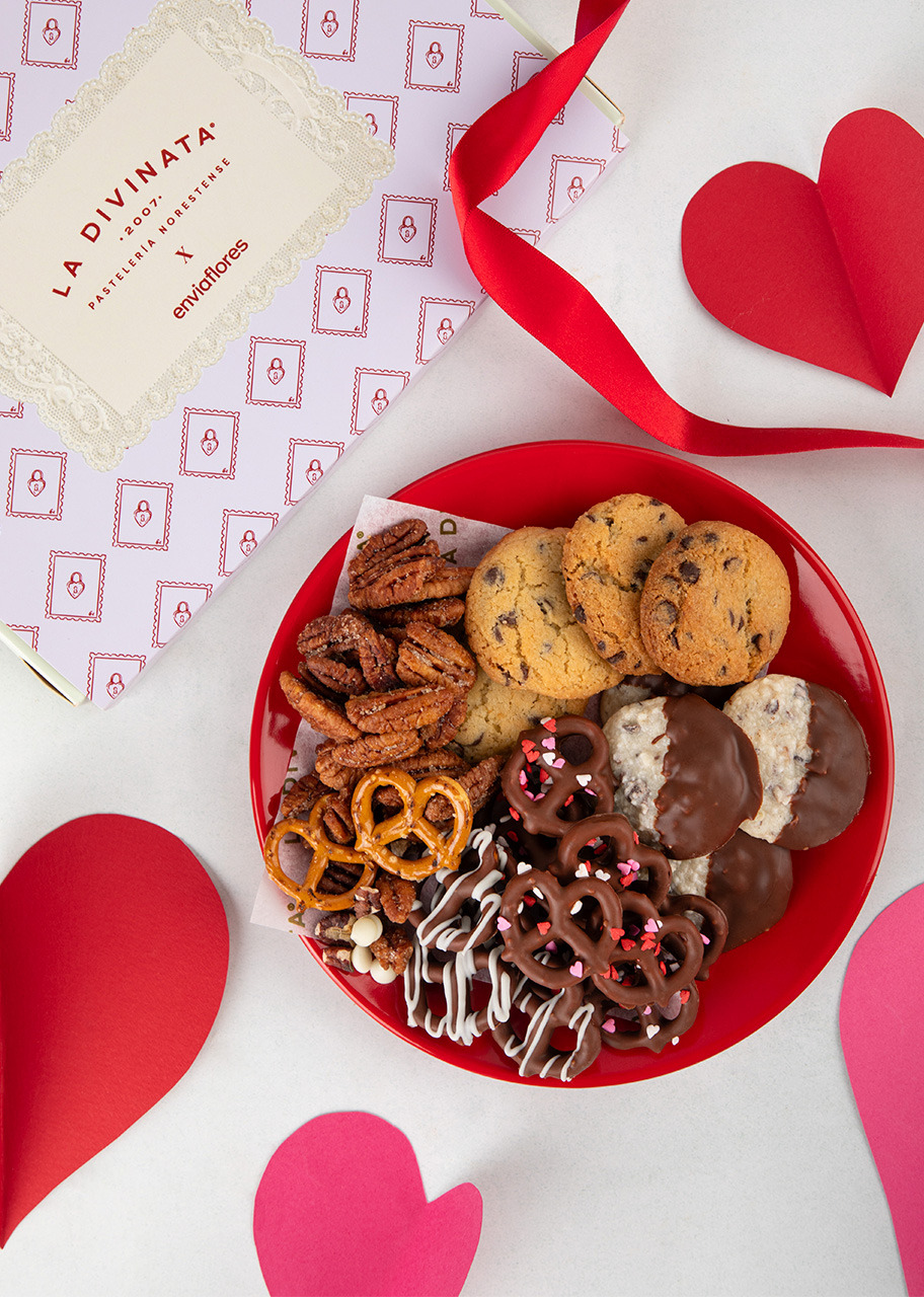 Imagen para Caja de Botanas La Divinata y Globo Love You - 2