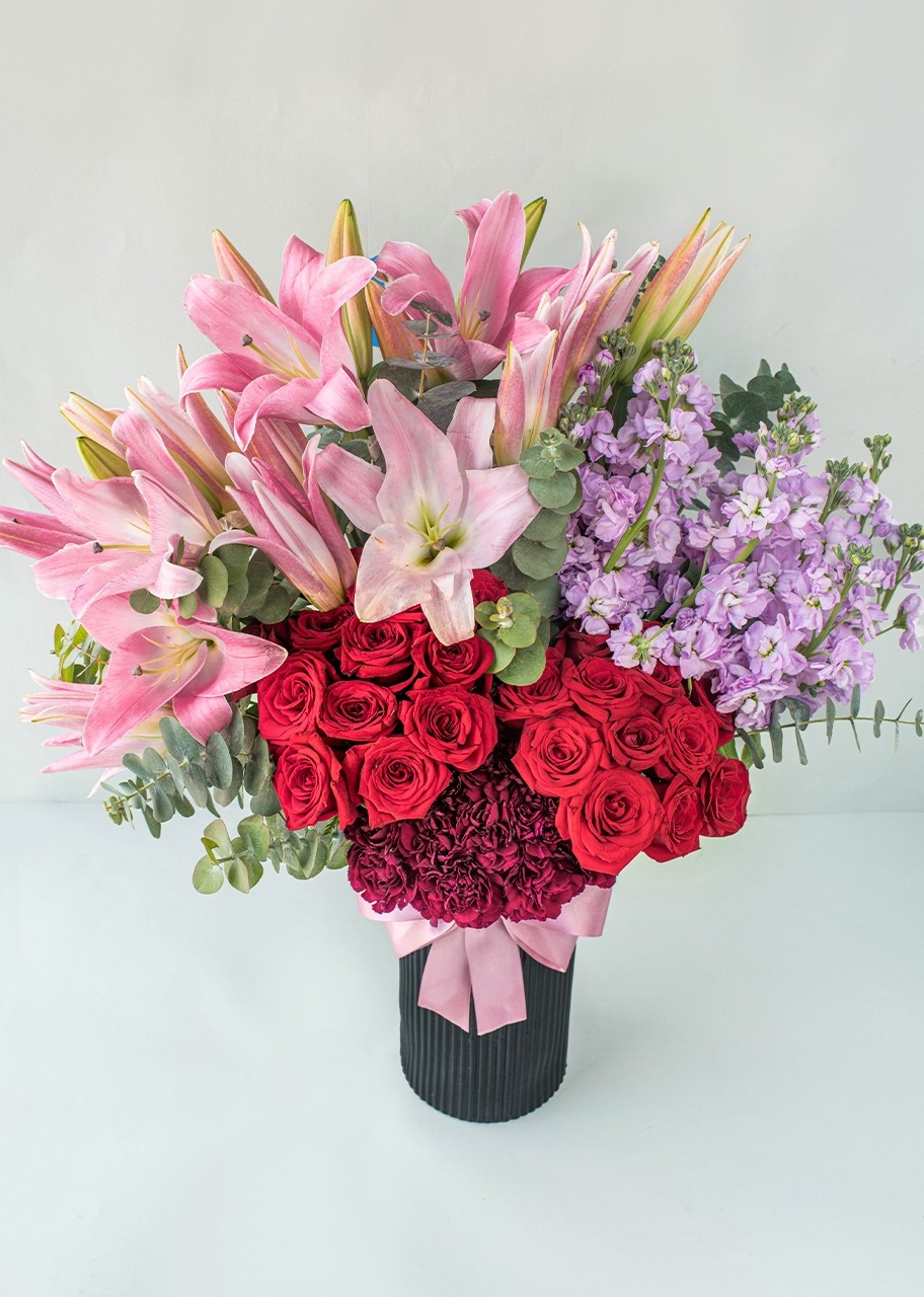 Imagen para Rosas y stargazer en jarrón negro - 2