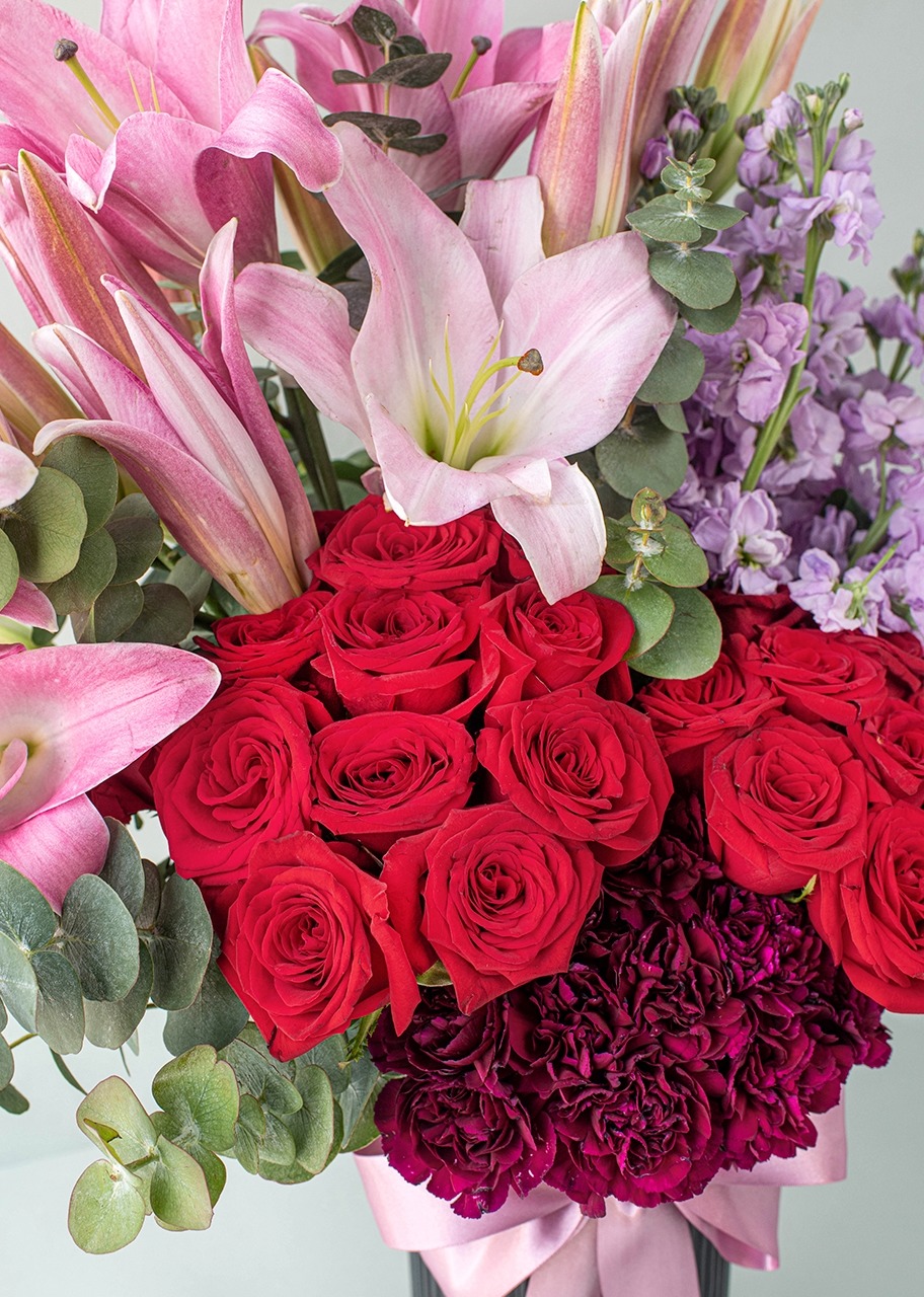 Imagen para Rosas y stargazer en jarrón negro - 3