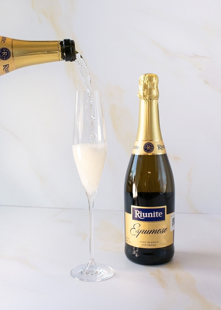 Vino Blanco Espumoso Riunite con Globos de Graduación