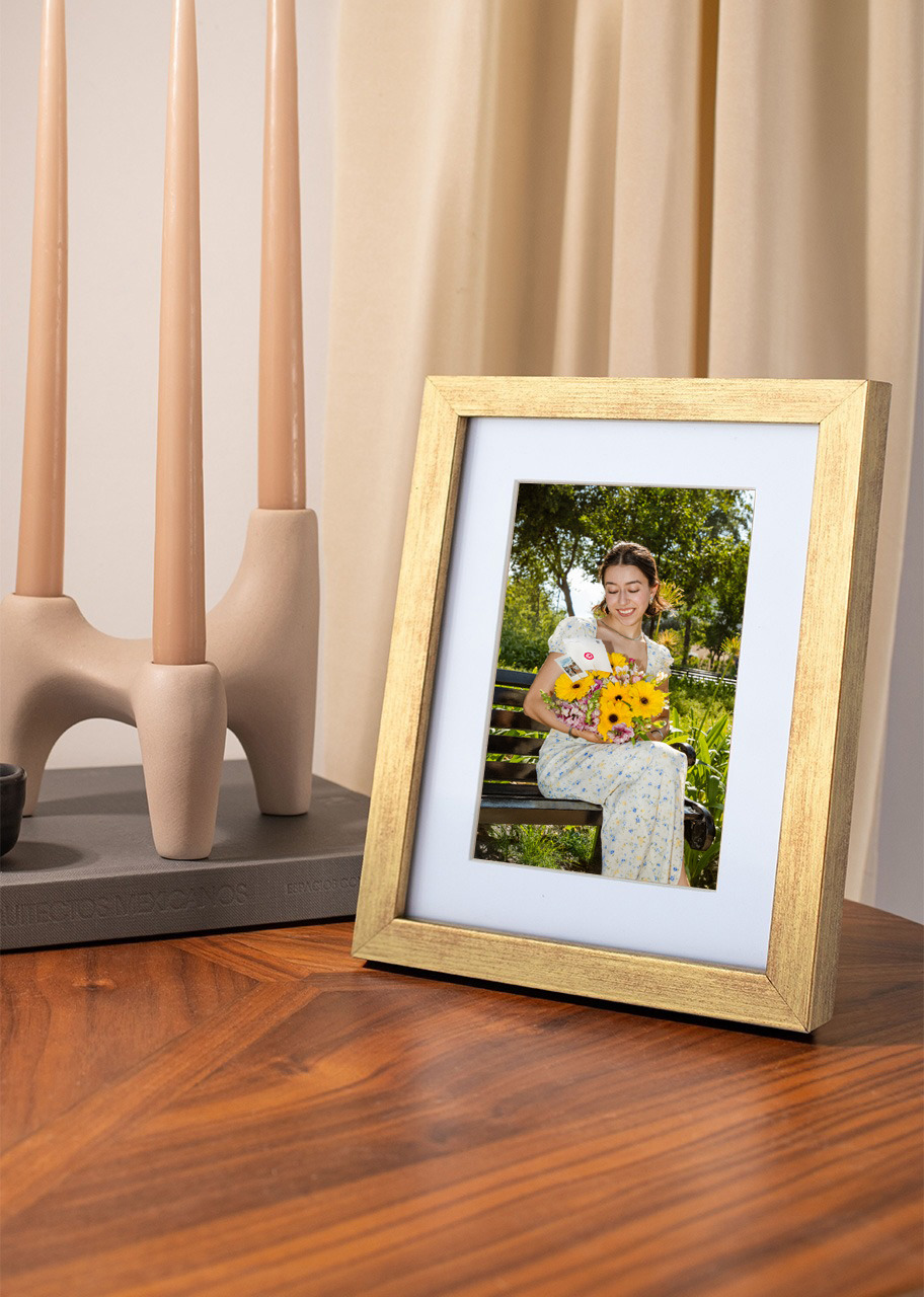 Imagen para Foto Personalizada en Marco Dorado - 1