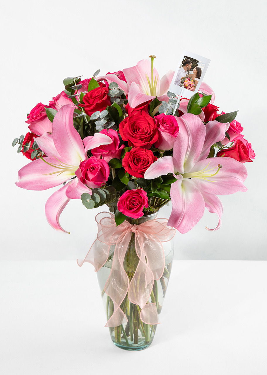 Imagen para Jarrón de Rosas Rojas y Stargazers con Mini Foto - 1