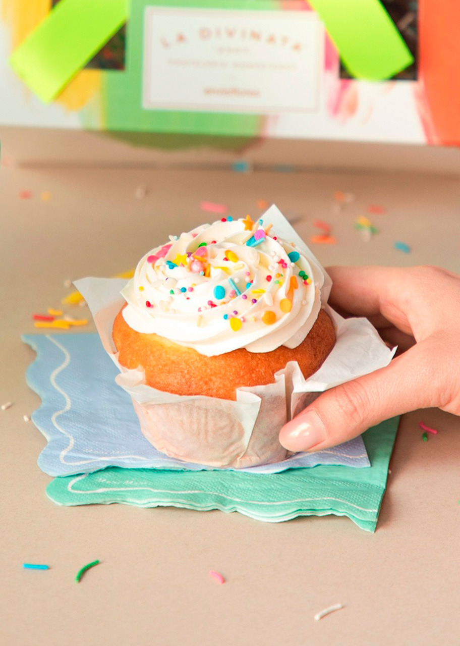 Imagen para Kit Cumpleaños Flor,Muffins, Globo Happy Birthday y Polaroid - 3