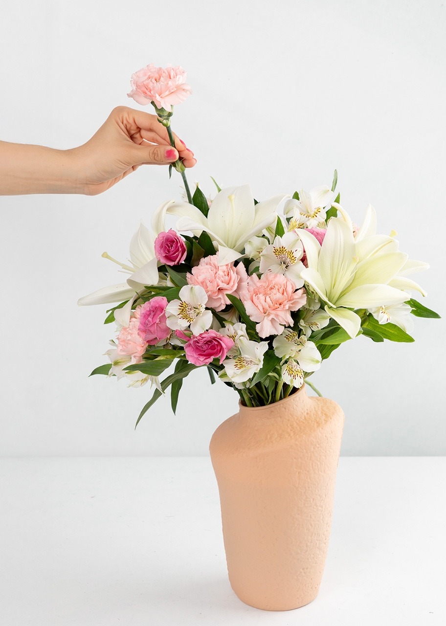 Imagen para Lilys Blancas y Mini Rosas en Jarrón Beige - 2