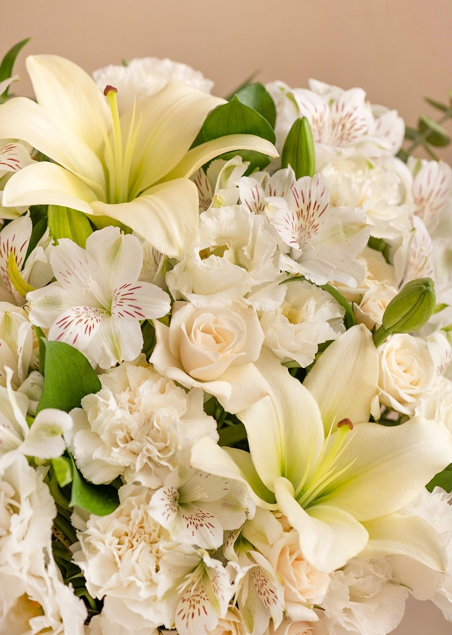 Lilys y claveles blancos en caja beige con mini foto