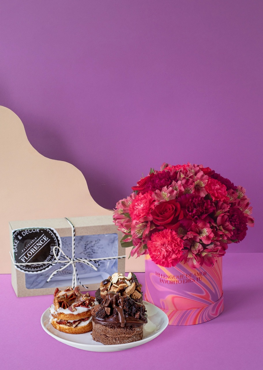 Rosas y Claveles con Pasteles