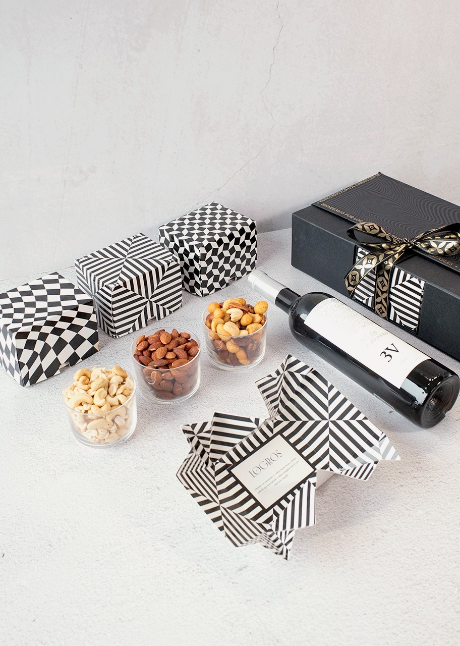 Imagen para Personaliza Regalo con Vino Tinto y Botanas - 2