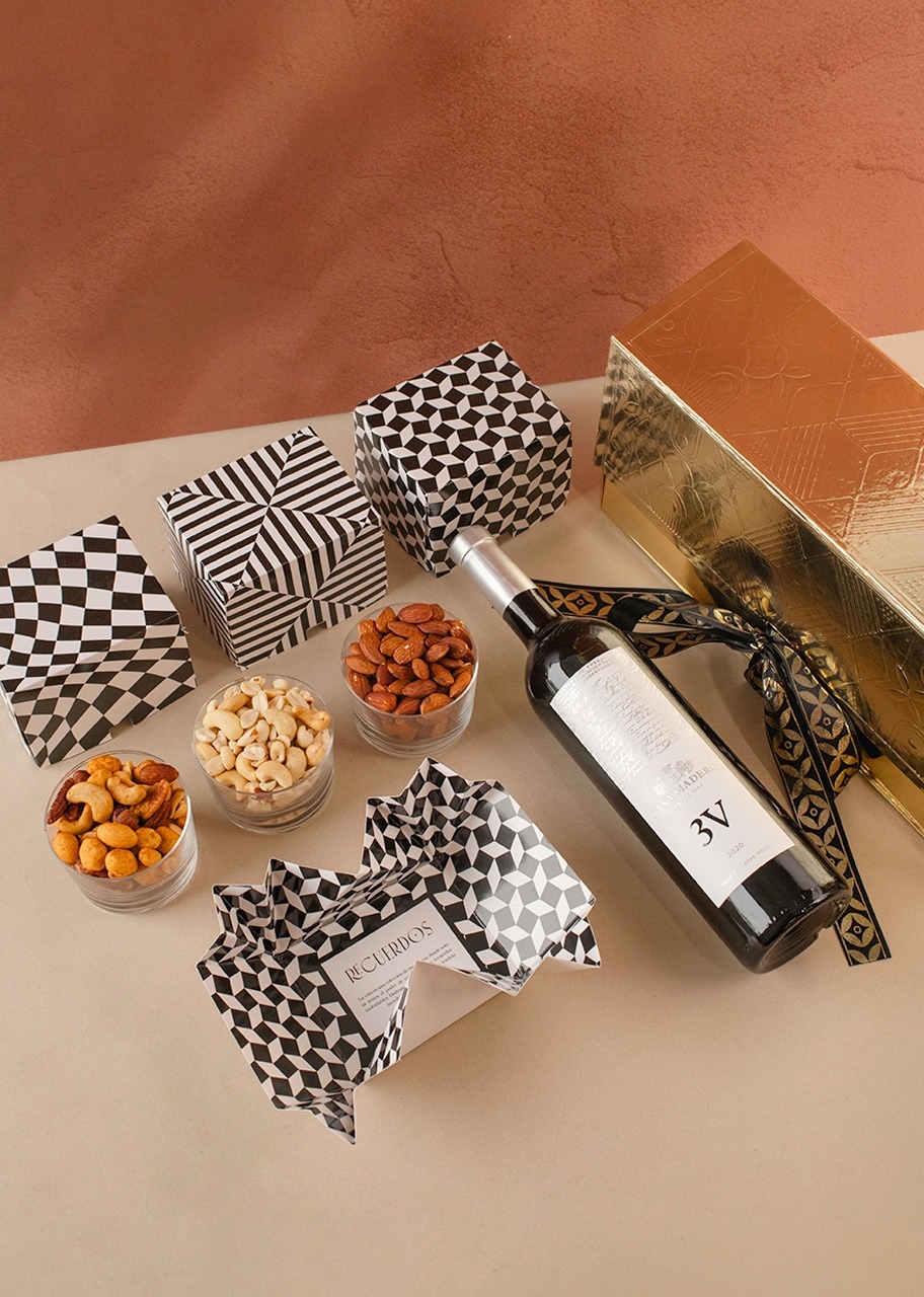 Imagen para Personaliza Regalo con Vino Tinto y Botanas  - 2