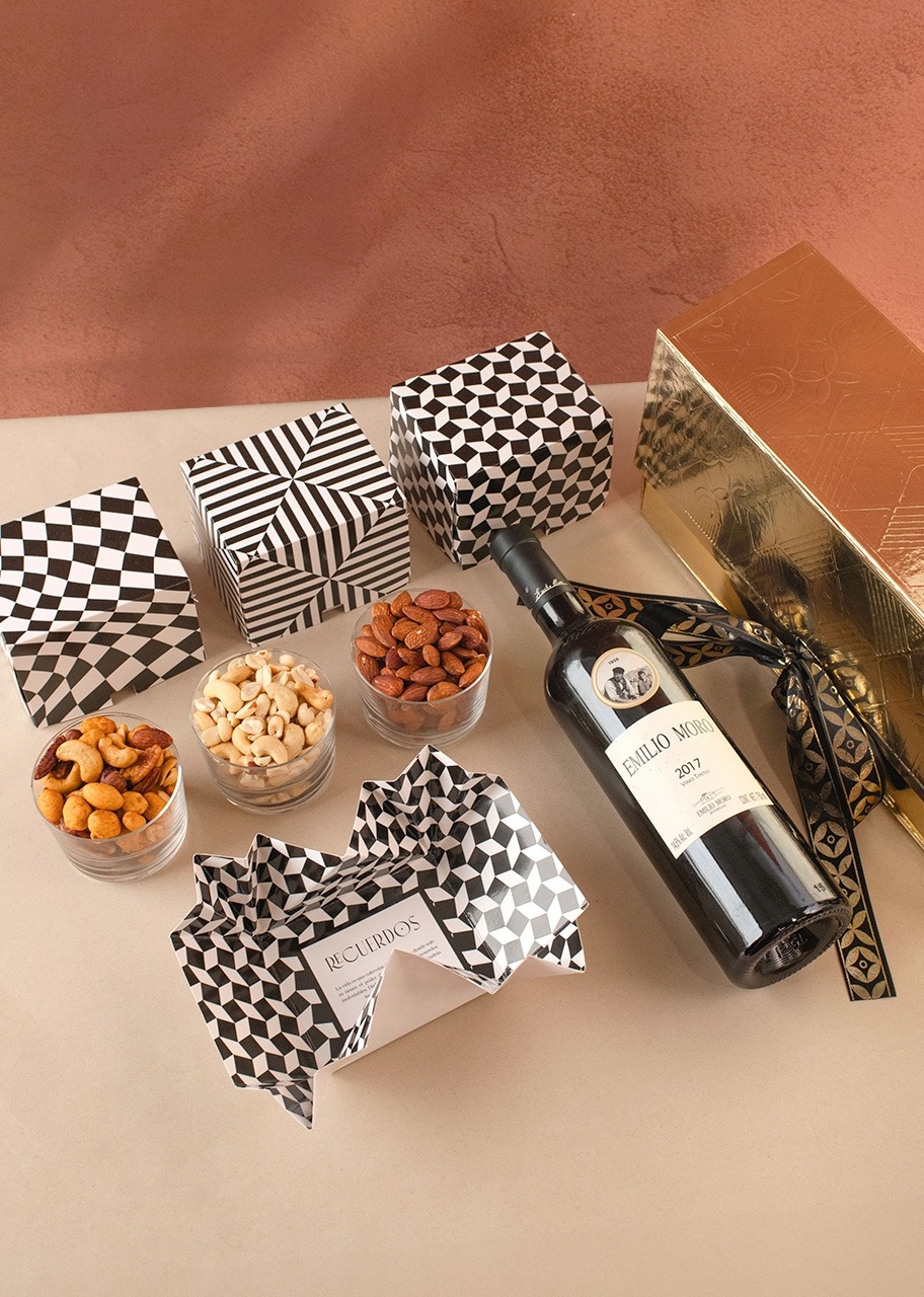 Imagen para Personaliza Regalo con Vino Tinto y Botanas - 2