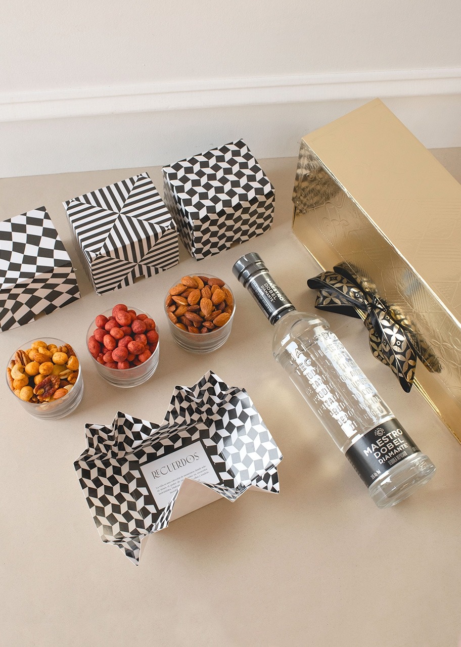 Imagen para Personaliza Regalo con Tequila y Botanas - 2