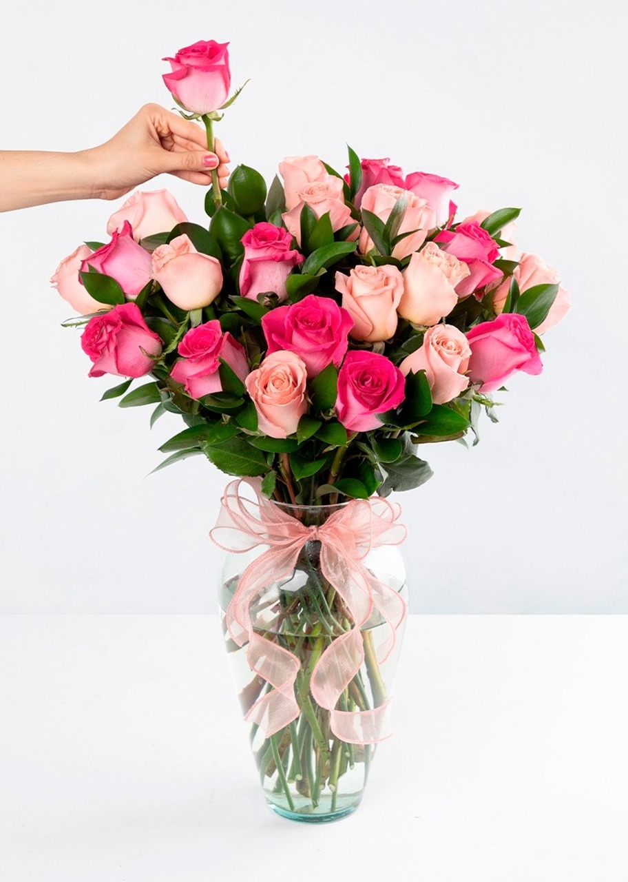 Imagen para Personaliza Vino Beringer "Nada mejor que tu"con 24 rosas rosas y globo  - 3