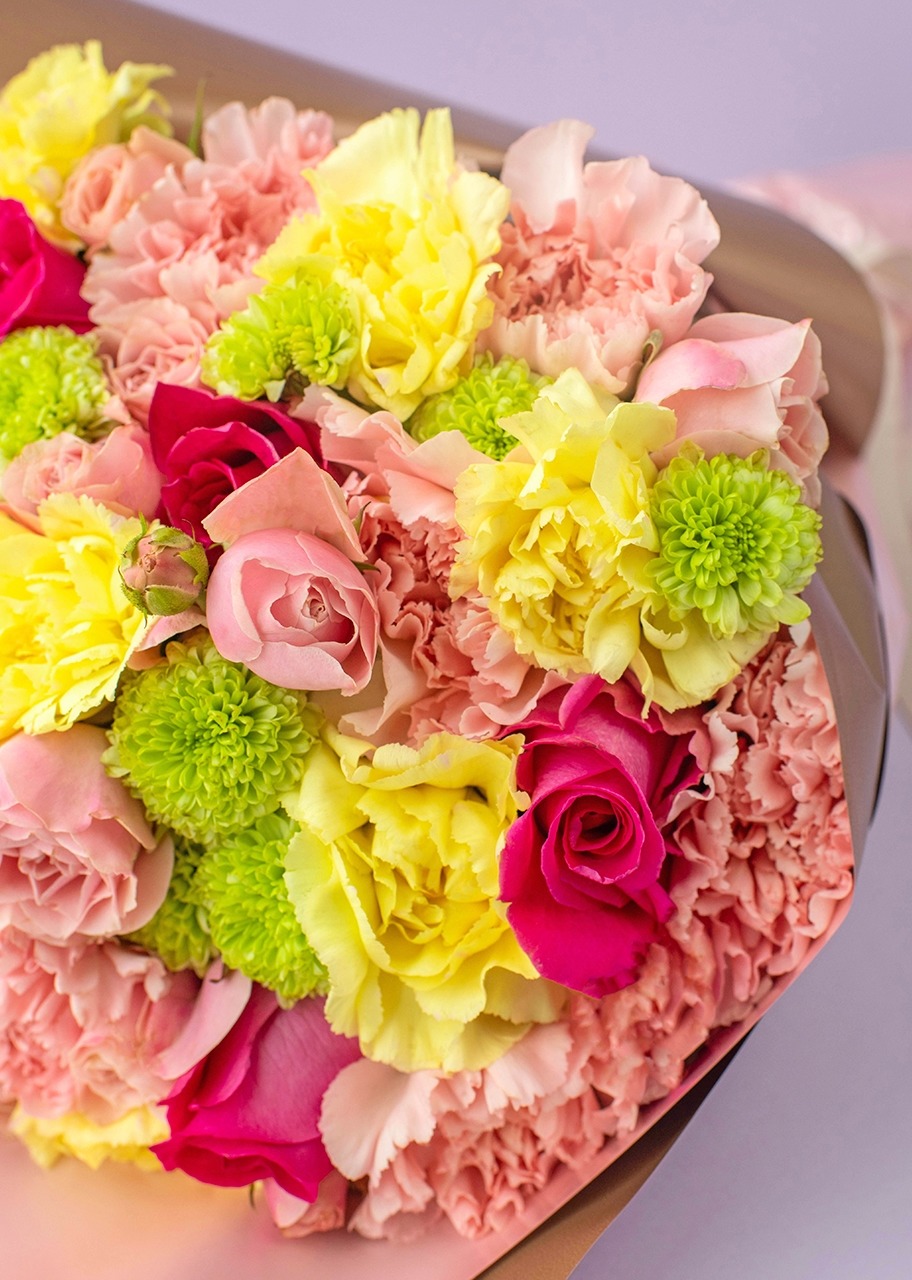 Ramo con Rosas y Claveles Coloridos