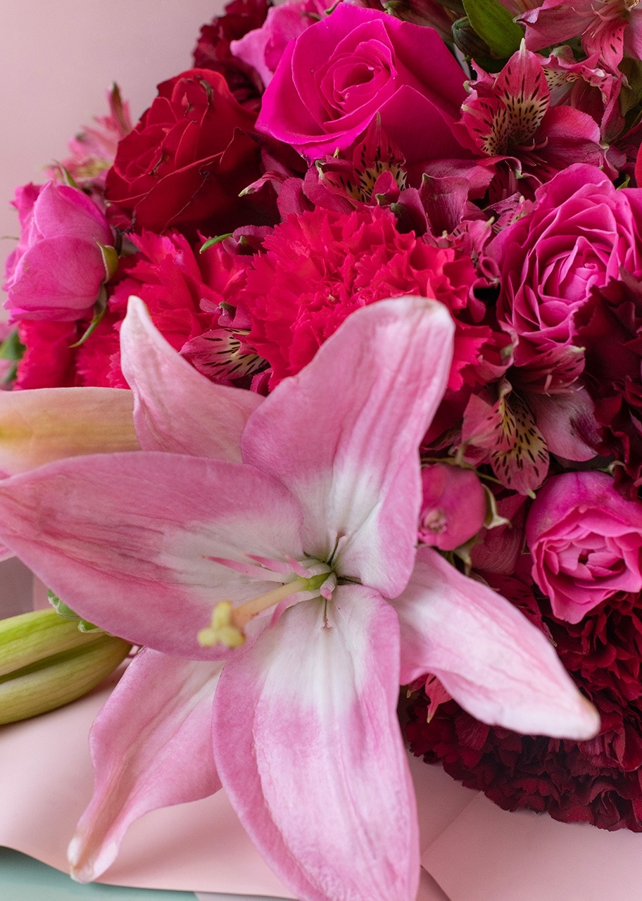 Imagen para Ramo de Claveles y Lily Rosa - 5