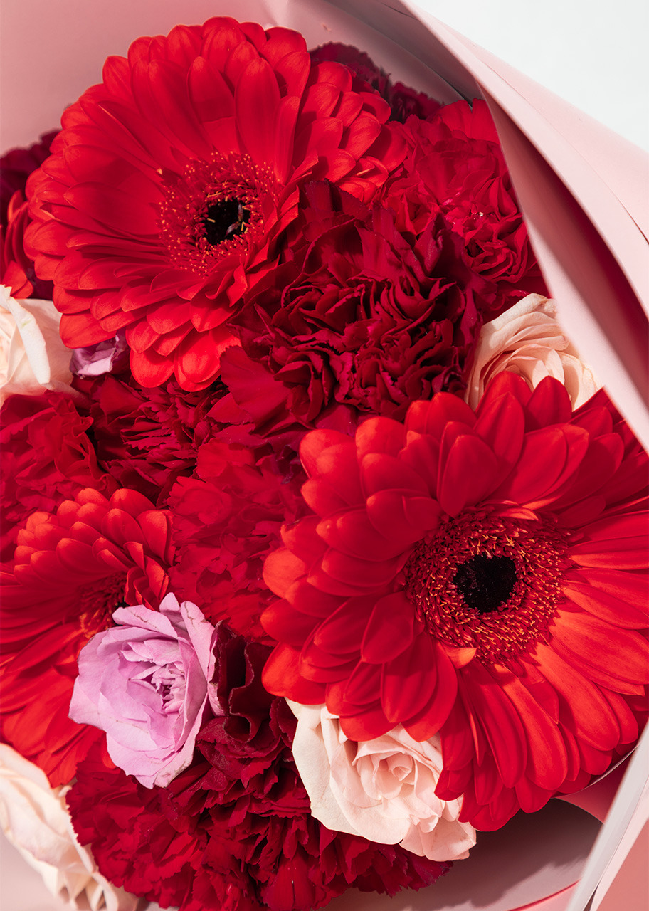 Imagen para Ramo de Gerberas y Claveles Rojos con Mini Foto - 3
