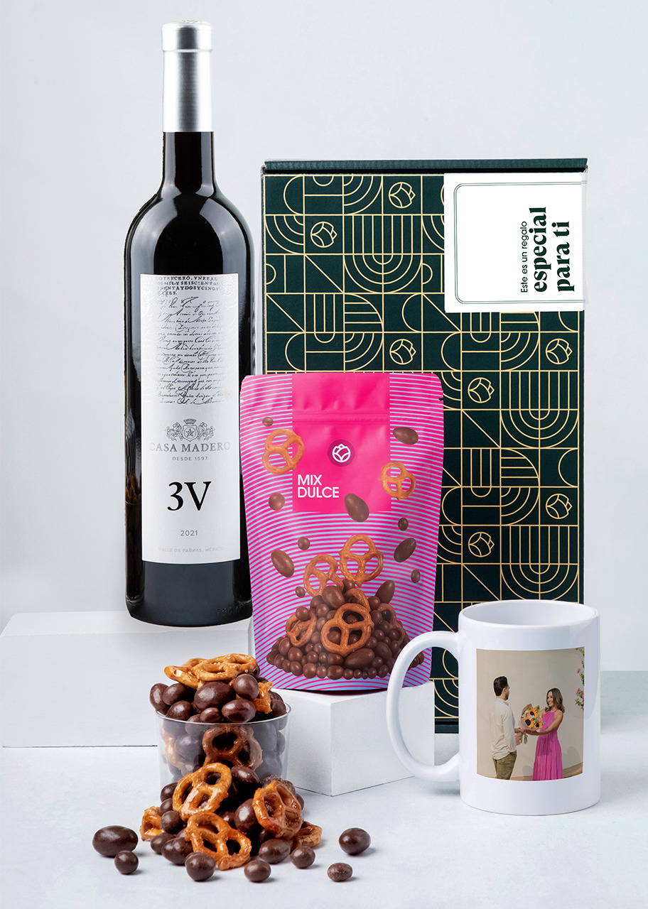 Imagen para Regalo Especial con Vino, Taza Personalizada y Botanas - 1