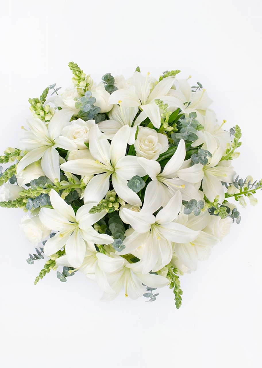 Imagen para Rosas blancas y lilys blancas en jarrón cilindro con mini foto - 4