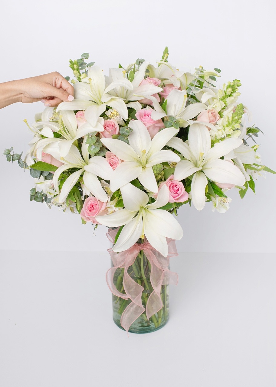 Imagen para Rosas rosa y Lilies en jarrón transparente - 2