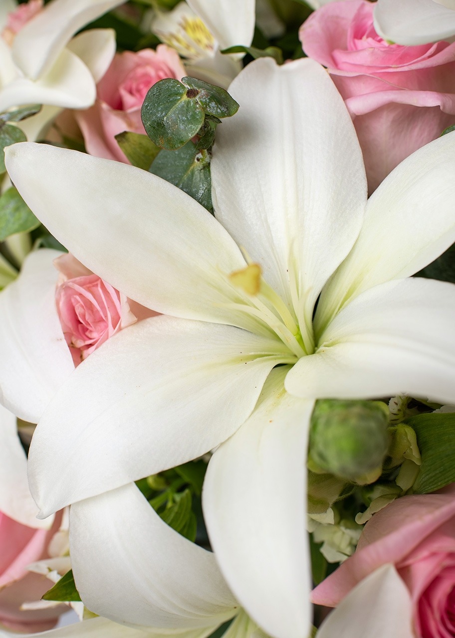 Imagen para Rosas rosa y Lilies en jarrón transparente  con mini foto - 4