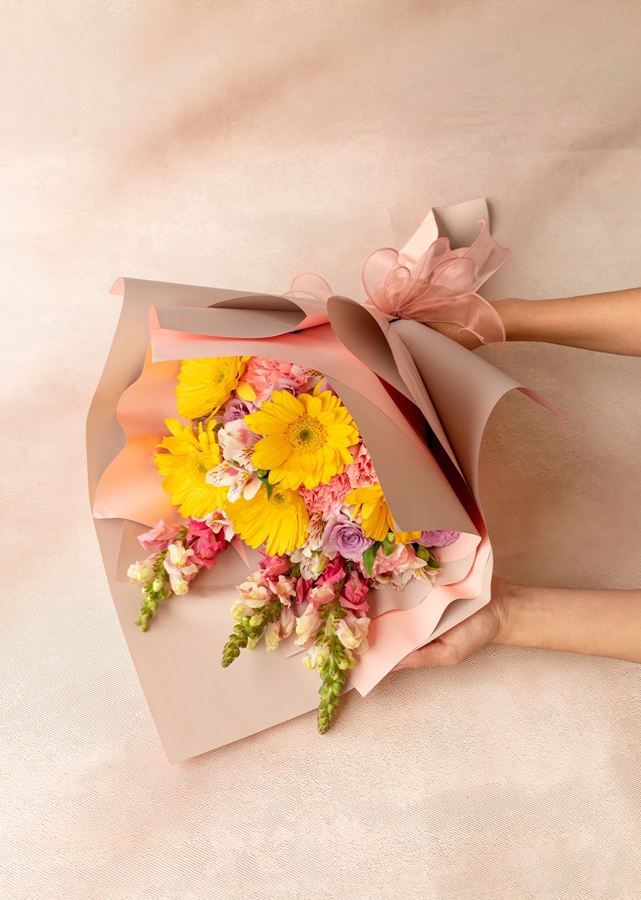 Imagen para Personaliza Rayos de Sol con Gerberas y Claveles con Mini Foto - 3