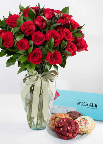24 Rosas Rojas con Galletas Surtidas Moonwalk