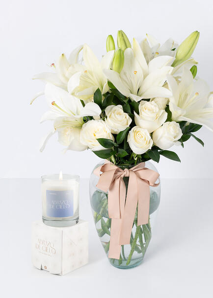 12 Rosas Blancas con Vela Abrazo de Cielo