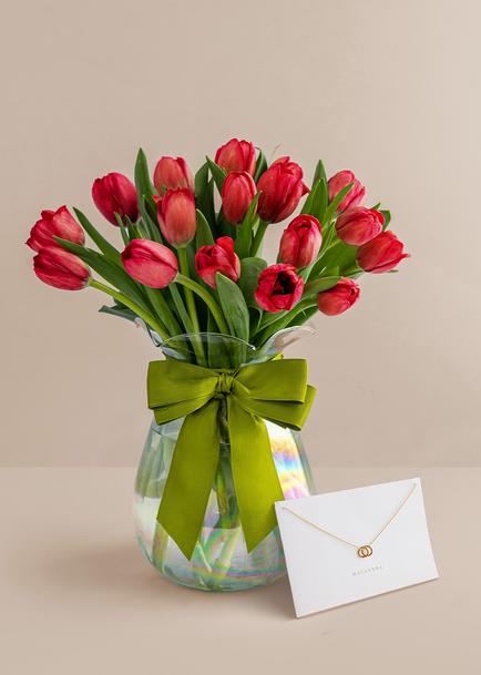 15 Tulipanes Rojos en Jarrón y  Collar Ahavah Golden Malandra