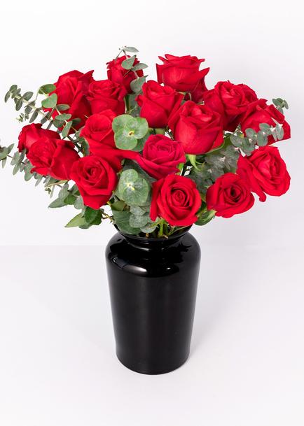 18 Rosas rojas en jarr&oacute;n negro