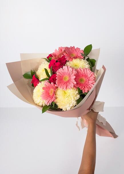 Ramo Gerberas Rosas con Rosa Fiusha