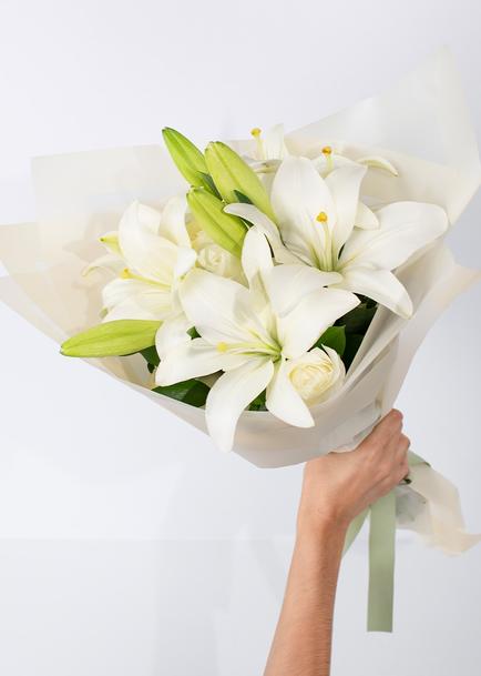 Ramo de Rosas Blancas y Lilys