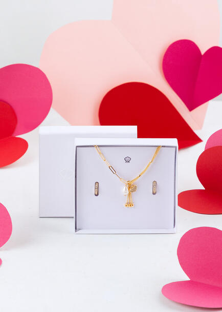 Set Collar Chic Love y Aretes Huggies La Perla