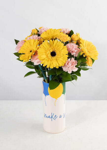 Arreglo con Gerberas Amarillas y Clavel Rosa