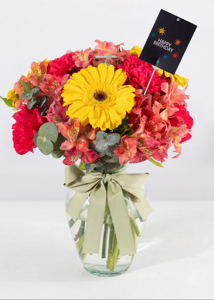 Arreglo de Gerbera Amarilla con Claveles y Marco Polaroid Happy Birthday