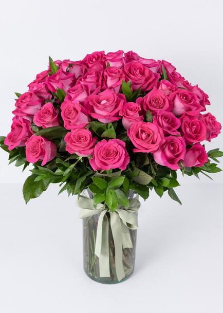 50 Rosas Rosa Intenso en Jarrón