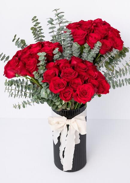 50 rosas rojas en jarrón negro