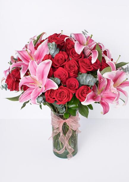 Amor con Rosas Rojas y Stargazers
