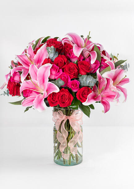 Amor con Rosas  y Stargazer en Jarrón 