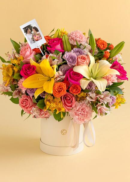 Arreglo Colorido de Lilys y Rosas  con mini foto